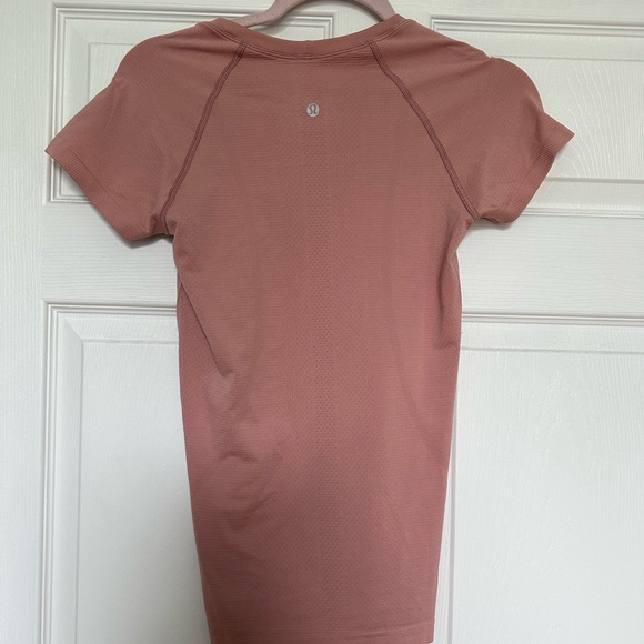 Lululemon Swiftly Tee light pink/beige. Size 4 - Picture 2 of 2